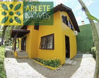 Casa arbolada con 3 habitaciones