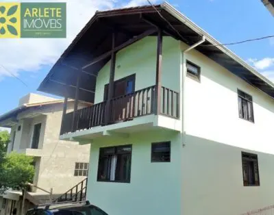 Casa De 2 Dormitorios, Ubicada Entre Las Playas De Bombinhas Y 4 Islas