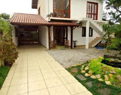 Encantadora casa en el centro de Porto Belo – ¡Con piscina y jardín