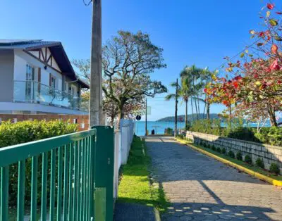 Preciosa casa para 4 personas en Porto Belo, disponible para alquiler de temporada.