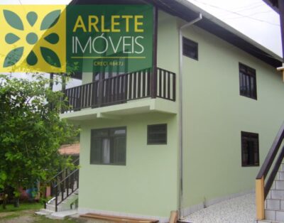 Casa De 2 Dormitorios, Ubicada Entre Las Playas De Bombinhas Y 4 Islas